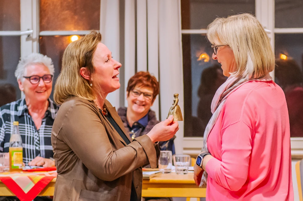Christel Riedel übergibt den Vorsitz an Gudrun Friedrich